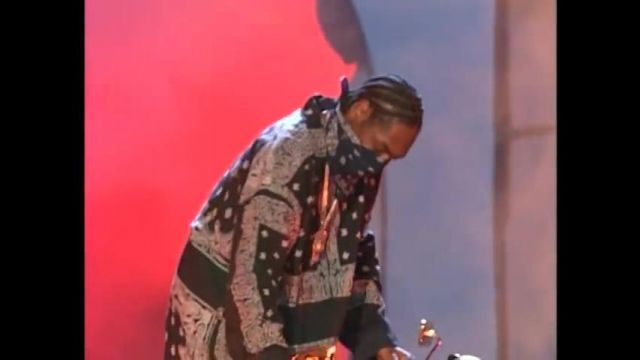 Blue bannda suit worn by Snoop dogg in Snoop Dogg Live Performance On The Source Awards