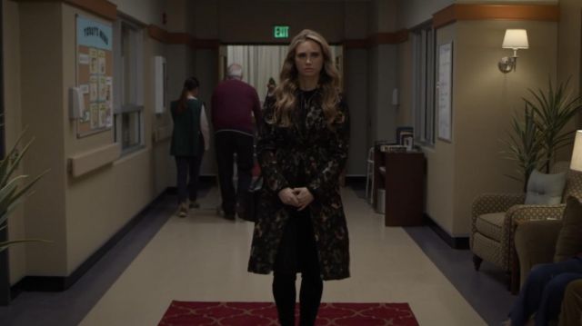 Sombre floral texturé robe-manteau porté par le Dr Morgan Reznick (Fiona Gubelmann) dans Le Bon Docteur (S03E01)