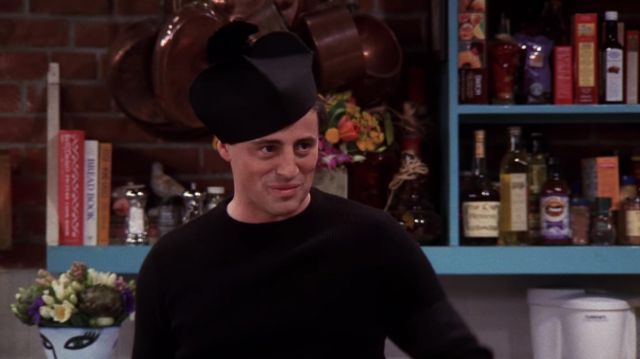 La barrette de prêtre de Joey Tribbiani (Matt LeBlanc) dans Friends (S07E20)