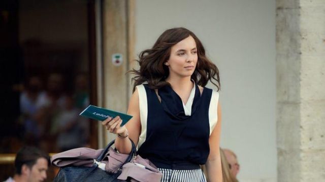 The coat of Villanelle (Jodie Comer) in the serial Killing Eve (S01E01)