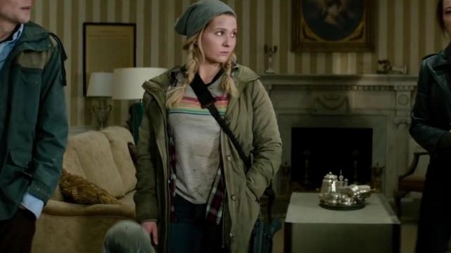 The gray t-shirt with multi-colored stripe of Little Rock (Abigail Breslin) in Back to Zombieland