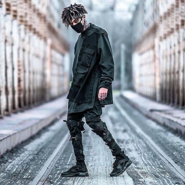 The Divided black and gray sweatshirt with pockets worn by SCARLXRD on Instagram