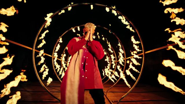 The red coat mid-long DJ Snake in her video clip Fuego with Sean Paul, Anitta feat. Tainy