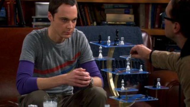 The chess game of Sheldon Cooper (Jim Parsons) in the series the Big Bang Theory (S01E11)