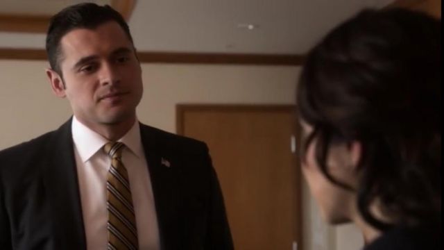 La cravate rayée de Aaron Shore (Adan Canto) dans Designated Survivor (S03E09)