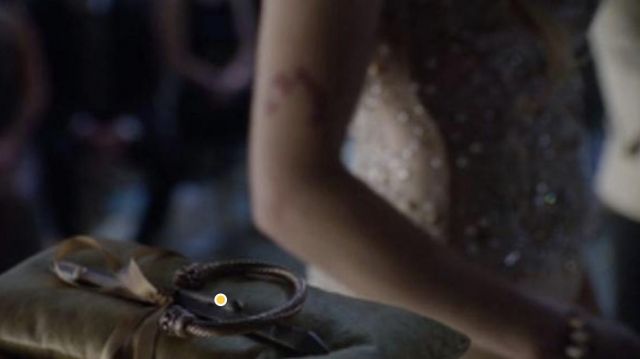 The bracelet of marriage worn by Alec Lightwood (Matthew Daddario) in the series, Shadowhunters : The Mortal Instruments (S01E12)