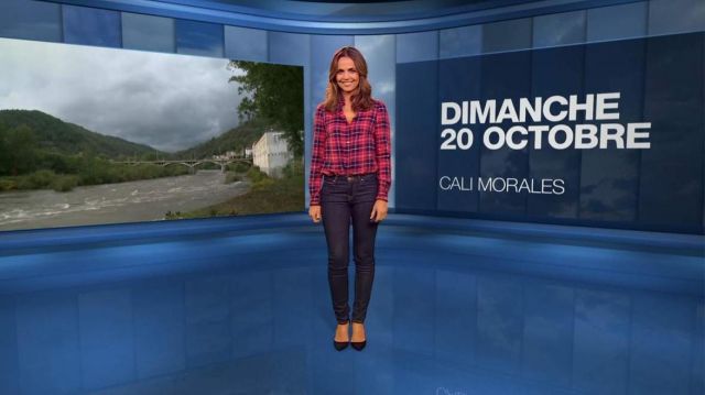 Le jean bleu foncé de Cali Morales dans la Météo de M6 du 20 octobre 2019