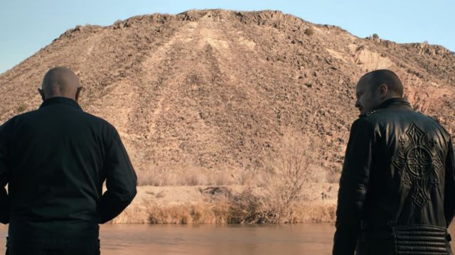 Veste en Cuir noir avec la croix dans le dos porté par Jesse Pinkman (Aaron Paul) dans El Camino: Un Breaking Bad Film