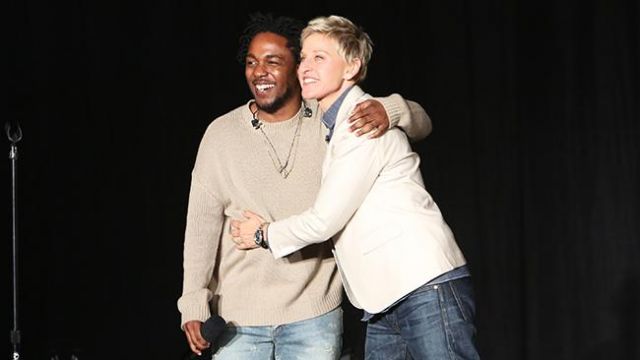 Beige pull porté par Kendrick Lamar comme on le voit dans Le Ellen DeGeneres Show
