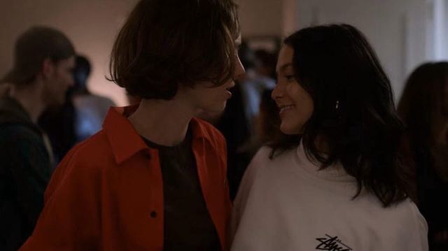 The red shirt of Casey Gardner (Brigette Lundy-Paine) in the series Atypical