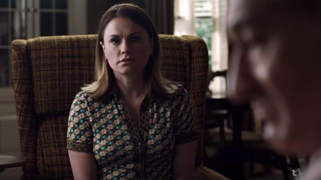 Short sleeves green graphic prints top of Peggy Sheeran (Anna Paquin) in The Irishman