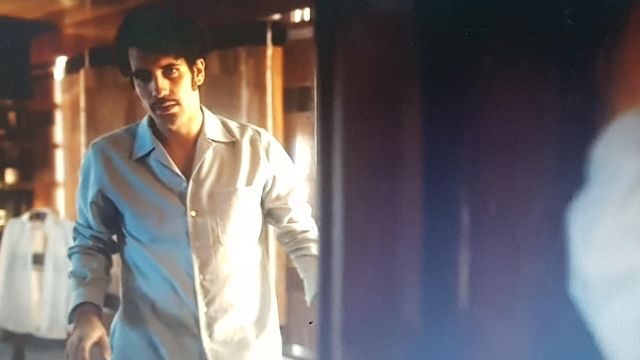 La camisa de cuello de solapa que lució Sebastián de la Cuesta (Tamar Novas) en la serie Alta Mar