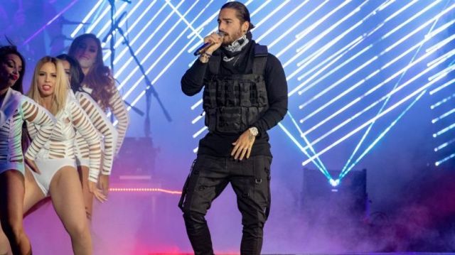 Pantalon noir porté par Maluma en Latin Billboard 2018 perfomance - El Préstamo (En Vivo Premios de panneau d'affichage de la Música Latina 2018)