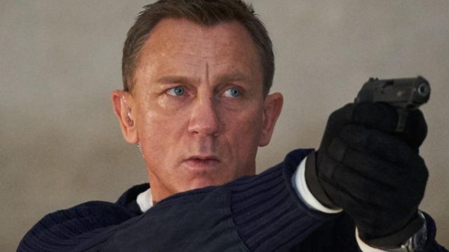 Les gants noirs de James Bond (Daniel Craig) dans Mourir peut attendre