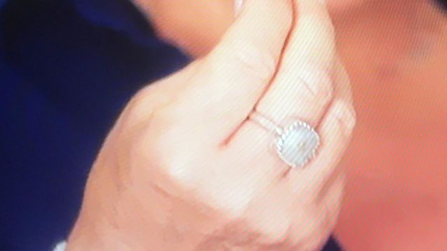 The ring worn by Laurence (Charlotte Valandrey) in the series Tomorrow belongs to us