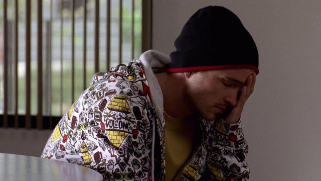 La veste à capuche Volcom portée par Jesse Pinkman (Aaron Paul) dans Breaking Bad (S02E04)
