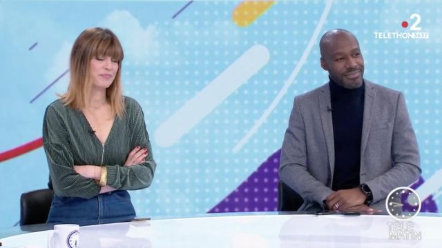 The top in green velvet worn by Anna Reinhardt in Télématin on December 6, 2019