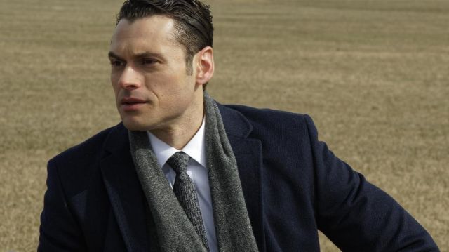 The scarf and the coat of Aaron Shore (Adan Canto) in Designated Survivor (S01E17)
