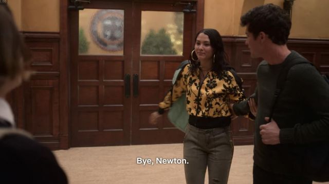 Yellow and black printed crop jacket worn by Izzie (Fivel Stewart) in Atypical (S02E02)