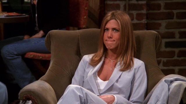 Le tailleur gris clair porté par Rachel Green (Jennifer Aniston) dans la série Friends (S06E19)