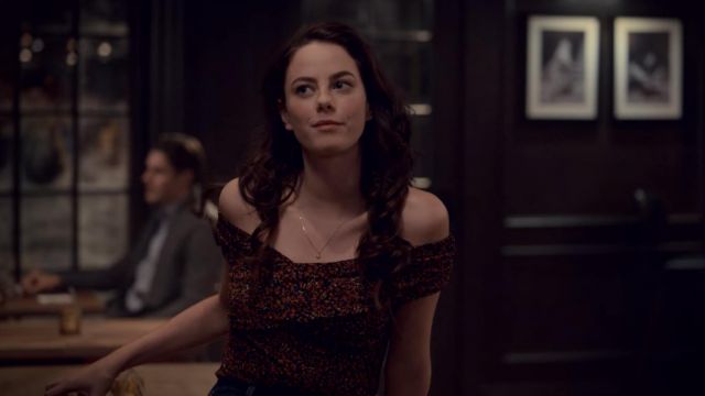 The top shoulders bare to the flowers worn by Kat Baker (Kaya Scodelario) in the series Spinning Out (S01E06)