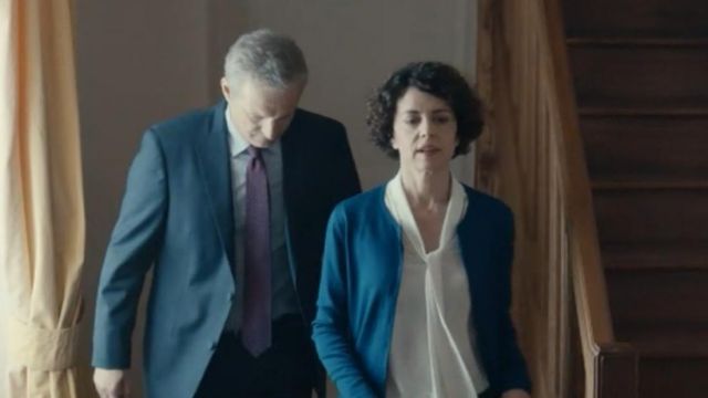 Le gilet cardigan bleu porté par Odile (Constance Dollé) dans la série Faites des gosses (S01E01)
