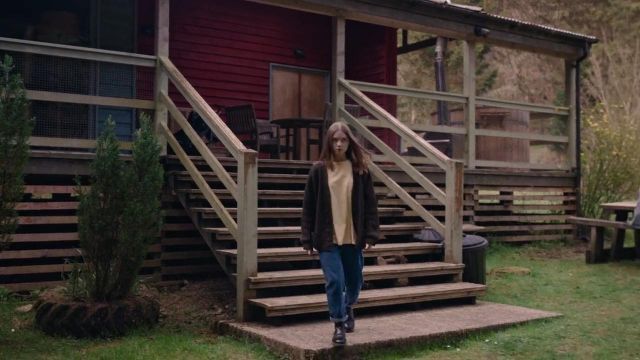 Brown Cardigan worn by Alyssa (Jes­si­ca Bar­den) as seen in The End of the F***ing World 