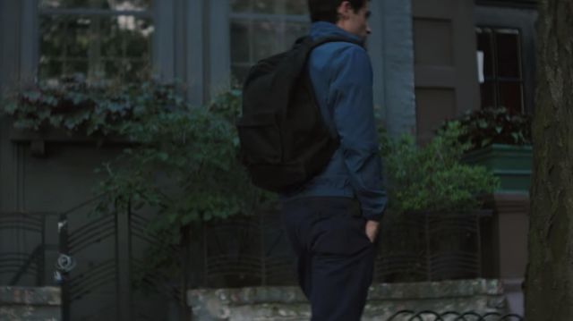 The backpack black Joe Goldberg (Penn Badgley) in YOU (S01E02)