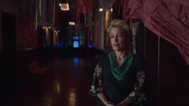 La robe portée par Jean Milburn (Gillian Anderson) dans la série Sex Education (S02E08)