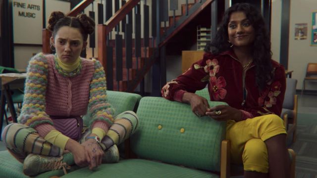 Multicolore pull porté par Lily (Tanya Reynolds) dans l'Éducation Sexuelle (S02E07)