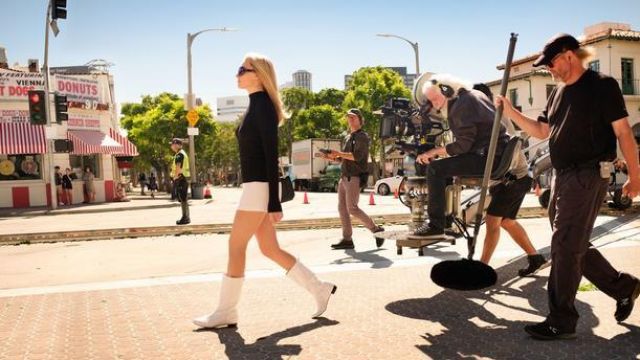 Plat blanc bottes portées par Sharon Tate (Margot Robbie) comme on le voit sur le tournage de Once Upon a Time... in Hollywood