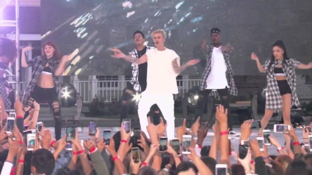 Le pantalon blanc de Justin Bieber dans la vidéo YouTube de sa performance Sorry (Live From The Ellen Show)