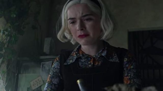 The shirt printed flowers of Sabrina Spellman (Kiernan Shipka) in The New Adventures of Sabrina (S02E08)