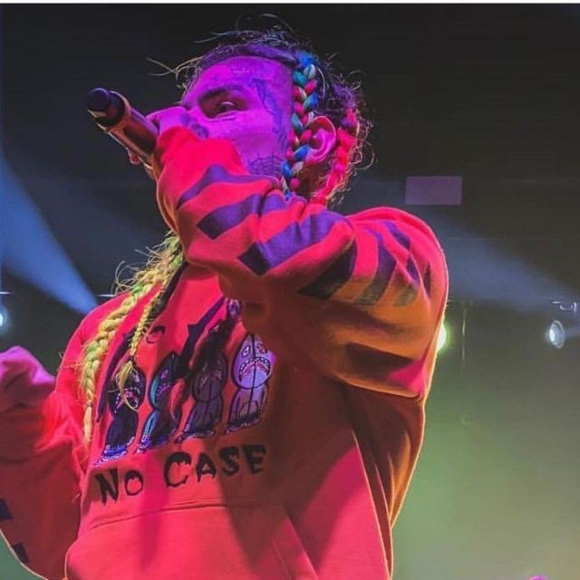 Sudadera con capucha No Face No Case usada por 6ix9ine en la cuenta de Instagram de @6ix9ine.sxum.gang