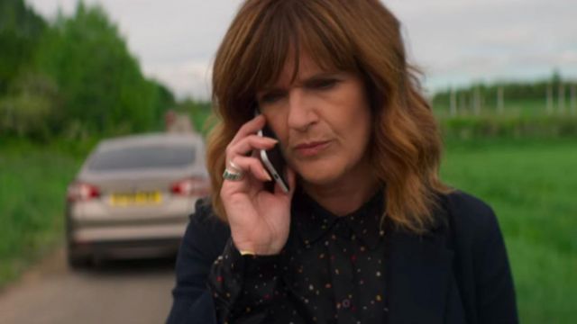 Blusa con puntos de colores usada por Johanna Griffin (Siobhan Finneran) en The Stranger (S01E06)