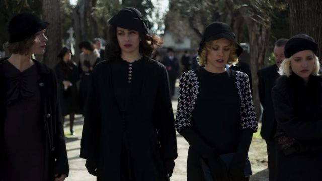 La robe noire avec manches en fleurs de Ángeles Vidal (Maggie Civantos) dans Les demoiselles du téléphone (S03E02)