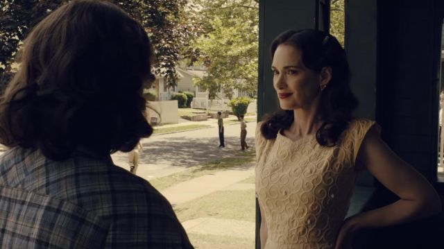 Robe jaune porté par Evelyn Finkel (Winona Ryder) comme on le voit dans Le Complot Contre l'Amérique (Saison 1)