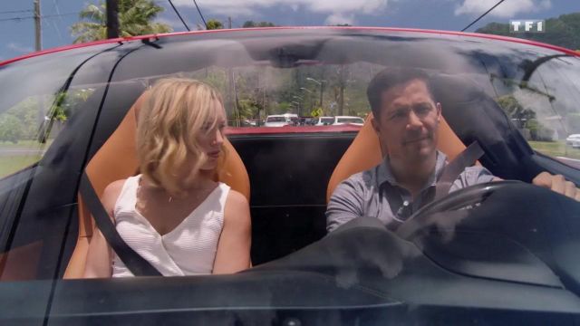 White top of Juliett Higgins (Perdita Weeks) in Magnum P.I. (S02E01)