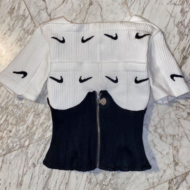 The corset Nike on the account Instagram @claudiaabadiia