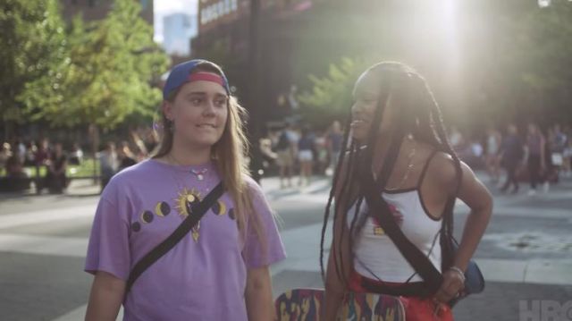 Camiseta blanca sin mangas usada por Indigo (Ajani Russell) en Betty (Temporada 1)