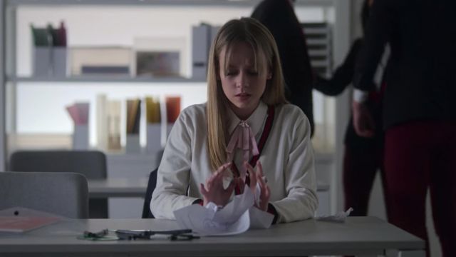 The white waistcoat worn by Carla (Ester Expósito) in the series Elite (S02E08)