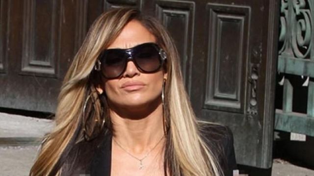 Black sunglasses  worn by Ramona (Jennifer Lopez) as seen in Hustlers