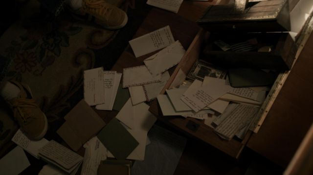 Jaune Moutarde baskets portées par Jonas Heidelbaum (Logan Lerman) dans les Chasseurs (S01E03)