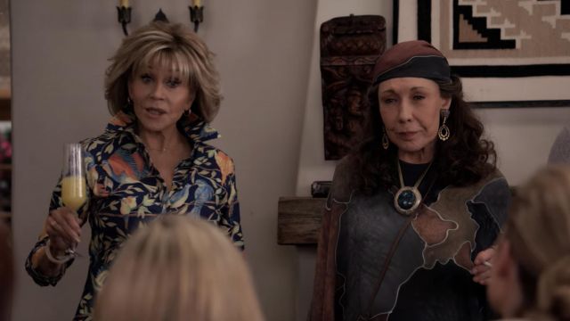 The blue dress patterned with Frankie Bergstein (Lily Tomlin) in Grace and Frankie (S06E01)