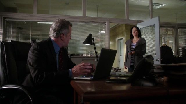 La manteau gris de Dr. Joan Watson (Lucy Liu) dans Elementary (S01E22)