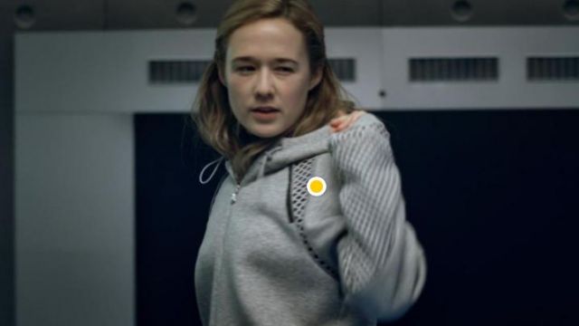 Sweatshirt grey worn by Simone Alba (August) in the series the Rain (S01E01)