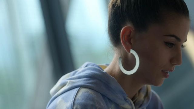 The earrings hoop earrings in silver worn by Rebeca (Claudia Salas) in Elite (S03E02)