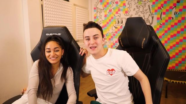 Le t-shirt blanc porté par Hugoposay dans sa vidéo ON RÉAGIT À MON STYLE VESTIMENTAIRE @Maile Akln | Mode