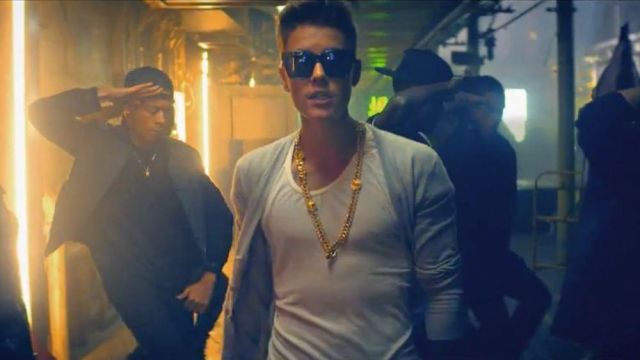 Collier en or portés par Justin Bieber dans son Confiants de la musique de la vidéo de l'exploit. Chance Le Rappeur