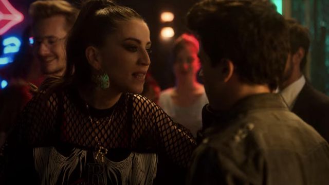 The t-shirt lace worn by Rebeca (Claudia Salas) in the series Elite (S03E06)